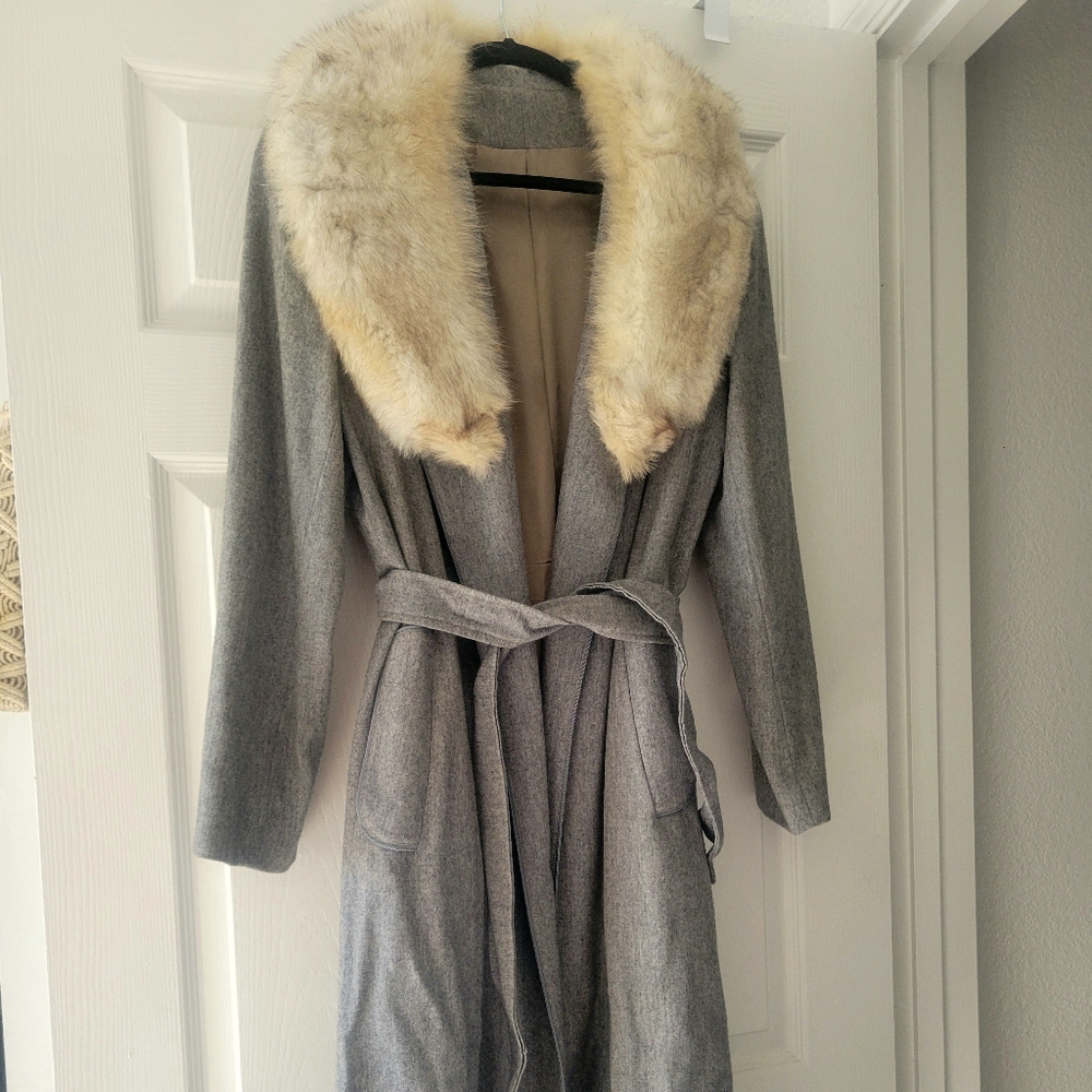 Wellington Fashions Featherlite Wool Coat w/ Fur and tie waist 1950s